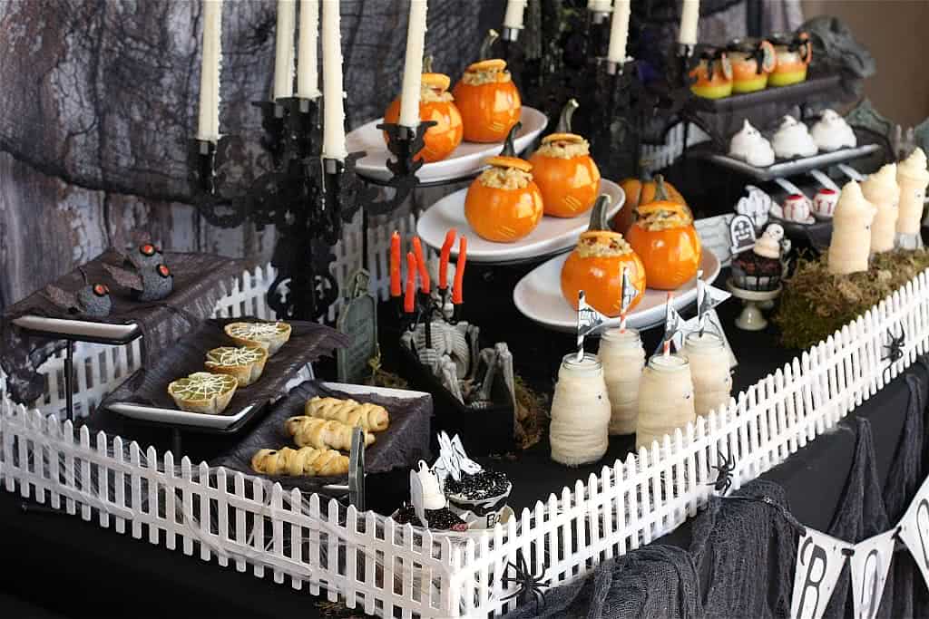 Tableware spooky baloons cobweb pumpkin festive